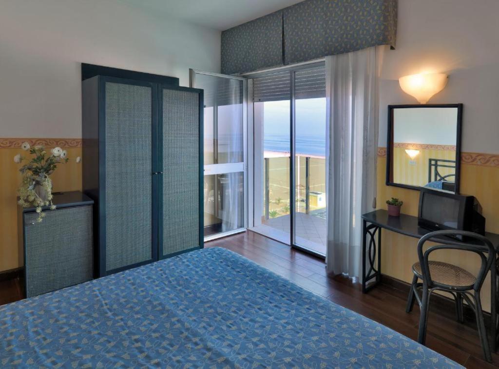 Hotel Regina Fronte Mare 里米尼 外观 照片
