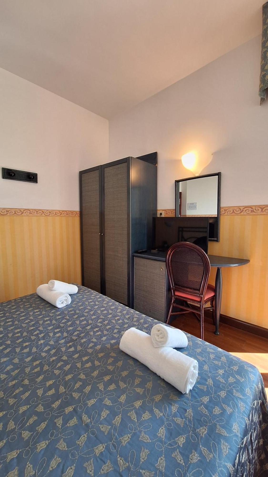 Hotel Regina Fronte Mare 里米尼 外观 照片