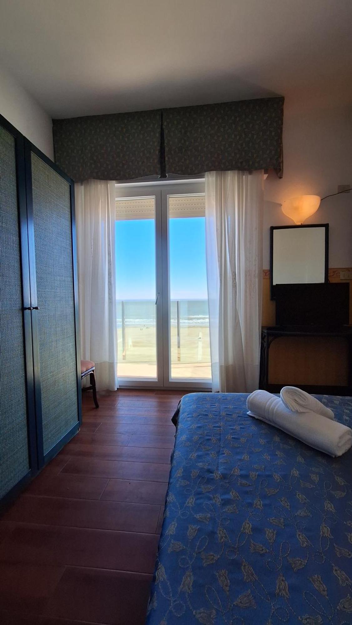 Hotel Regina Fronte Mare 里米尼 外观 照片
