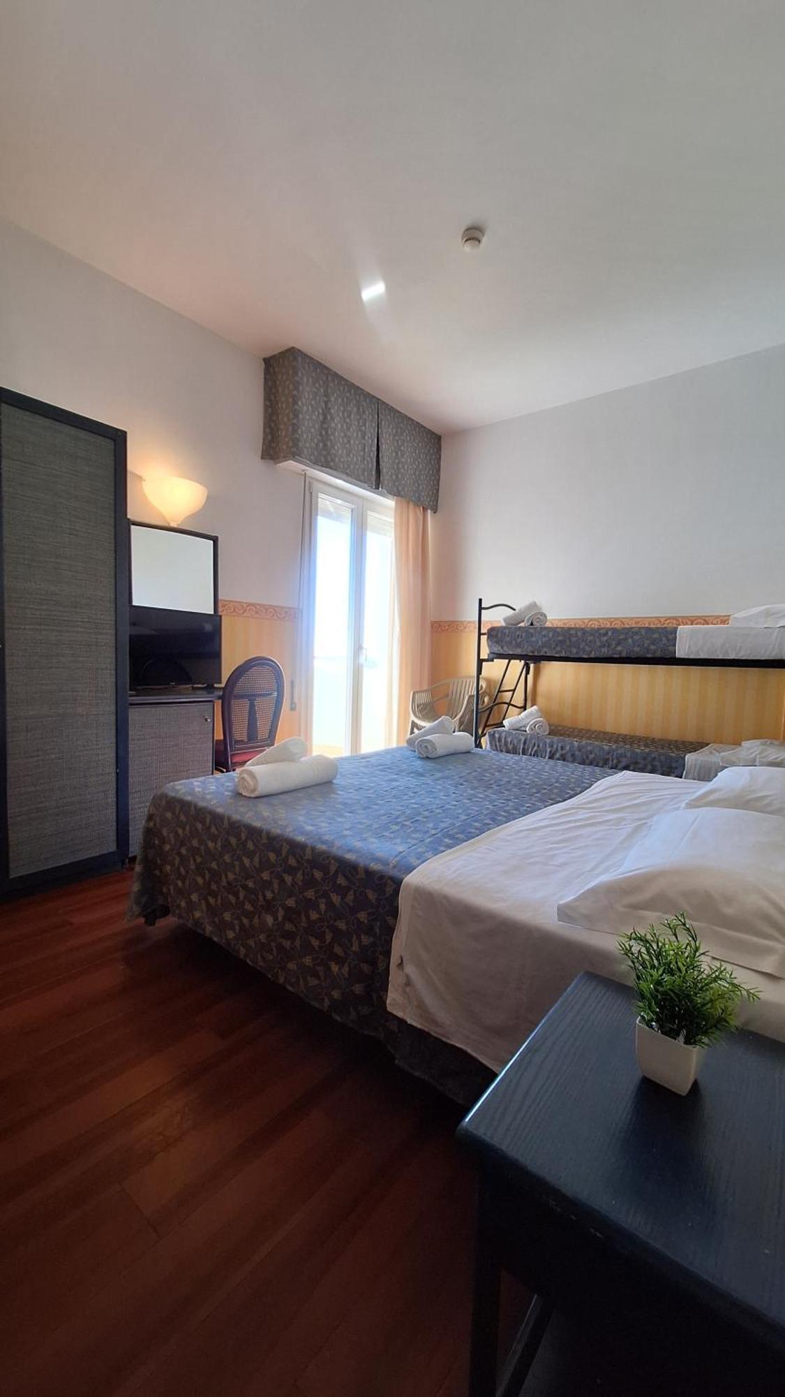 Hotel Regina Fronte Mare 里米尼 外观 照片