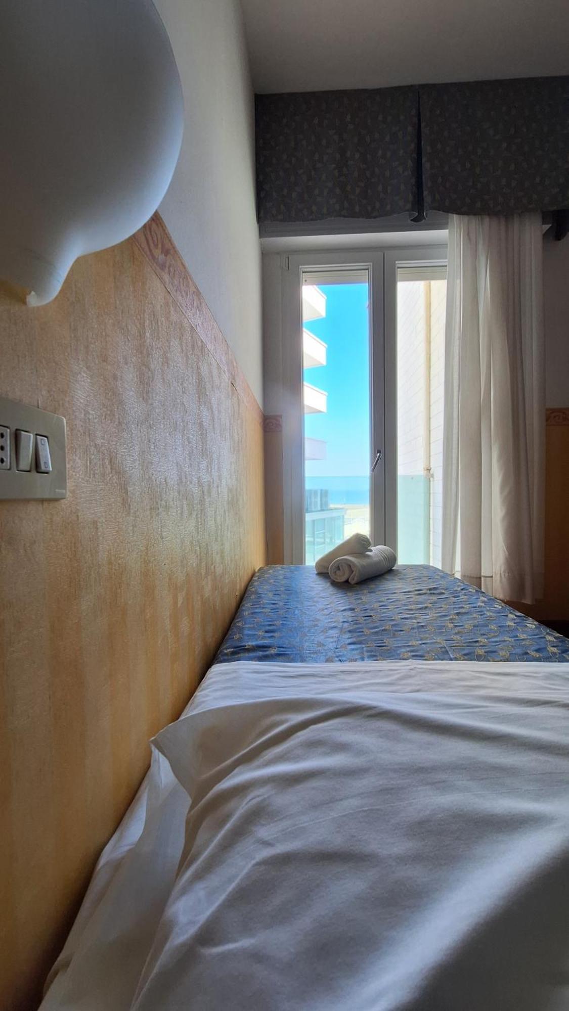 Hotel Regina Fronte Mare 里米尼 外观 照片
