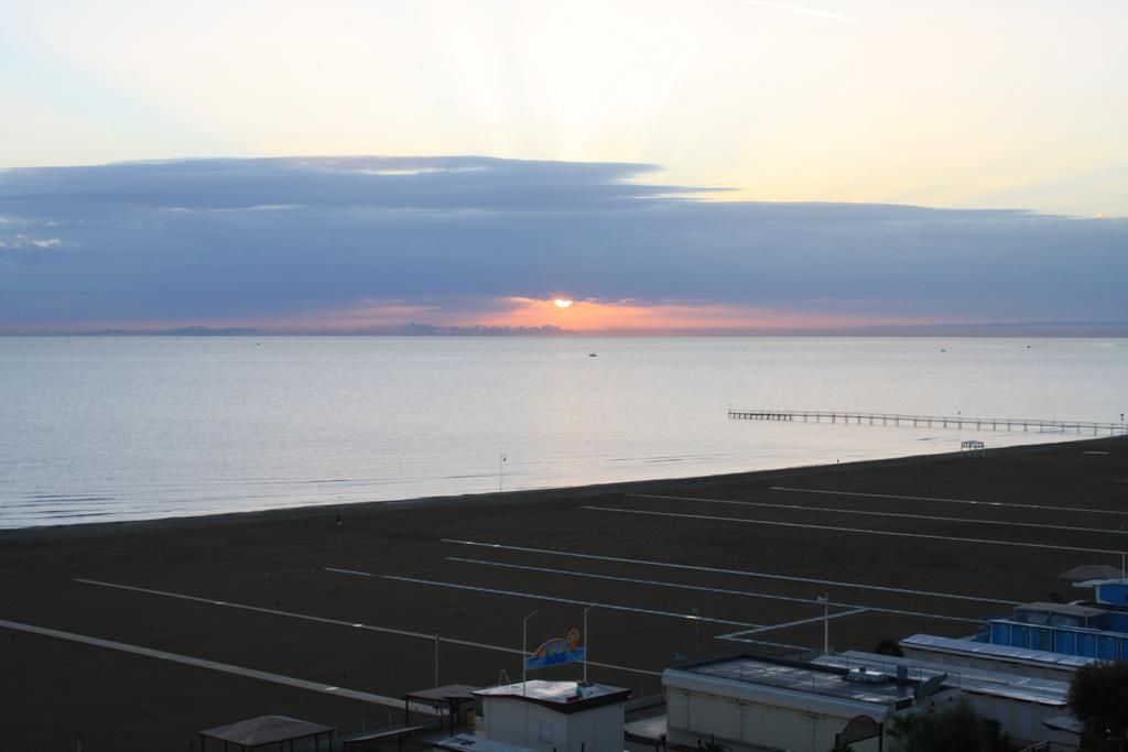 Hotel Regina Fronte Mare 里米尼 外观 照片